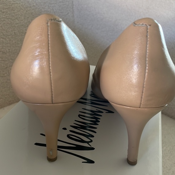 Used 💯 leather nude pumps from Neiman Marcus. - Picture 4 of 8